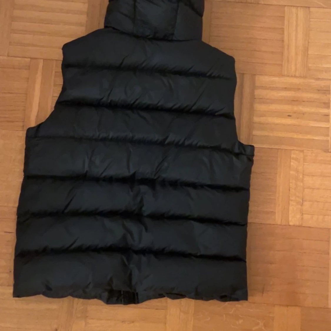 Svart dunväst från Moose Knuckles - 1