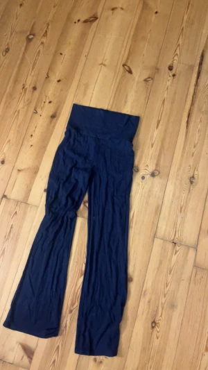 Mörkblå yogapants från Kappahl - Säljer ett par mörkblå yogapants från Kappahl i storlek 152. Byxorna har hög midja och är tillverkade i mjukt bomullsmaterial. De har raka ben och en enkel, stilren design som är superbekväm för chill dagar.