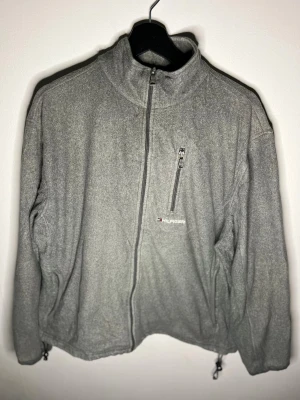 Tommy Hilfiger fleecejacka grå - Grå Tommy Hilfiger fleecejacka i mycket bra skick, pm vid intresse.