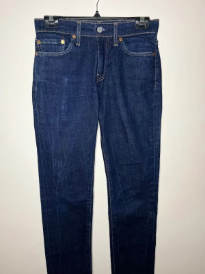 Levis jeans blå mörkblå - Mörkblå Levis jeans i mycket bra skick, pm vid intresse.
 
 Storlek: 28, 32