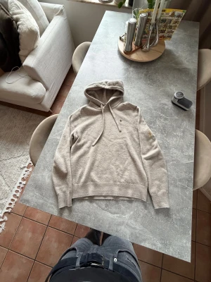 Morris hertford  - 100 % Merino den har bränn märken därav det låga priset du kan klippa ut det och sy bort det nypris 2200 .