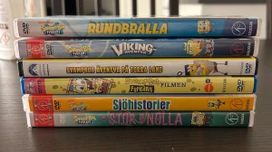 STORT svampbob fyrkant dvd paket - Samling av sex SvamBob Fyrkant DVD-filmer på svenska. Inkluderar titlarna:  Rundbralla Språk: Svenska, Danska, Norska, Finska Viking Äventyr Språk:Svenska, Danska, Norska, Finska SvampBob Äventyr på Torra Land Språk:Svenska, Engelska SvampBob Filmen Språk: Svenska, Engelska, Danska, Norska, Finska Sjöhistorier Språk: Svenska, Danska, Norska, Finska  En Stor Rosa nolla Språk: Svenska, Danska, Finska   OBS!! skivorna är begagnade så det kan förekomma repor/hairlines på skivorna!