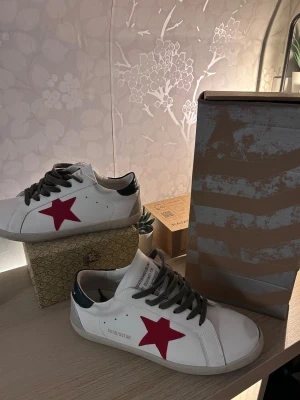 Golden skor - Hej och välkommen till BL nu säljer vi ett par golden g skor de är inte original därav priset kom med frågor allt i bilderna medföljer boxen lite trasig däremot använda 4 gånger skit bra kvalitet under sulan i skorna står de storlek 44 men de är 43 passar 43 iaf mvh BL