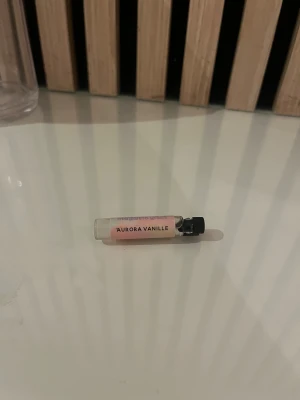 Essnce Aurora Vanillia tester  - Essnce tester i Aurora Vanilla x Margareta grääs. Perfekt om ni inte hann köpa eller testa hennes parfym. Vanilj parfym som är åt de fräschare hållet 🍦🫧🧼.  Lite mer än hälften kvar 
