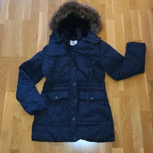 Vinterjacka - Jätteskön vinterjacka från Cubus i storlek 164, i utmärkt skick. (Fuskpäls). Fluffig luva. Perfekt nu till kylan 💕