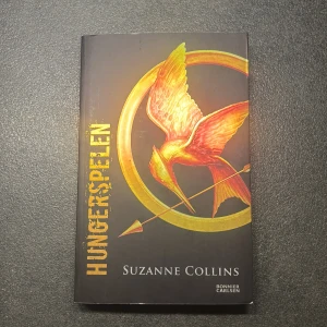Hungerspelen - Första boken i serien om Hungerspelen. Skriven av Suzanne Collins