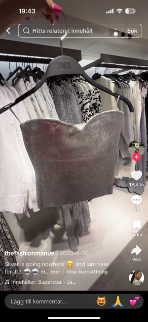 Silver bandeau tubtopp från Zara - Snygg silverfärgad bandeau tubtopp från Zara med glittrig finish. Toppen är axelbandslös och har en lätt formad överkant som ger en cool och trendig look. Perfekt att styla med kjol eller jeans för en extra statement-outfit.