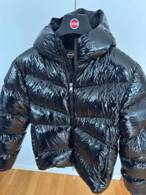 Svart colmar jacka  - Säljer en så snygg svart glansig pufferjacka från Colmar. Köpt förra vintern och använts fåtal gånger utan defekter. Storlek 172 men motsvarar ca xs/s. Pris kan diskuteras vid snabb affär❣️❣️