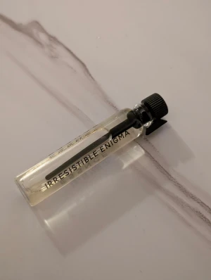 Essnce Irresistible Enigma parfymprov - Smidig parfymprov i liten flaska, perfekt att ta med i väskan. Snygg och enkel design som passar dig som gillar att testa nya dofter. Märke: Irresistible Enigma.