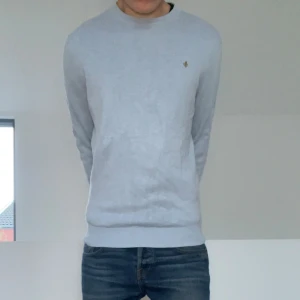 Ljusblå Morris tröja - Säljer en sjukt fet Finstickad Tröja från Morris. Tröjan är i en unik ljusblå färg som passar allt och den har en perfekt passform. Storleken på tröjan är L men den sitter som en M. Hör gärna av er vid frågor eller funderingar!!