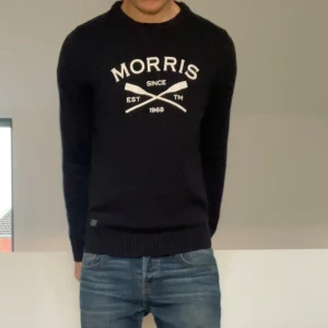 Mörkblå Morris stivkad tröja - Säljer en sjukt fet Finstickad Tröja från Morris. Tröjan är i en mörkblå färg som passar allt och den har en perfekt passform. Storleken på tröjan är S och den sitter även som en S. Hör gärna av er vid frågor eller funderingar!!