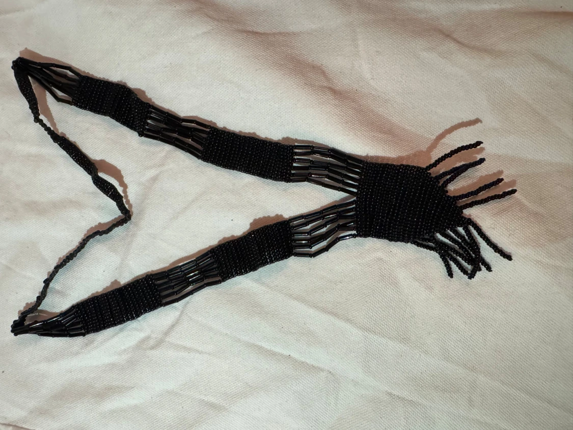 Svart pärlhalsband med fransar