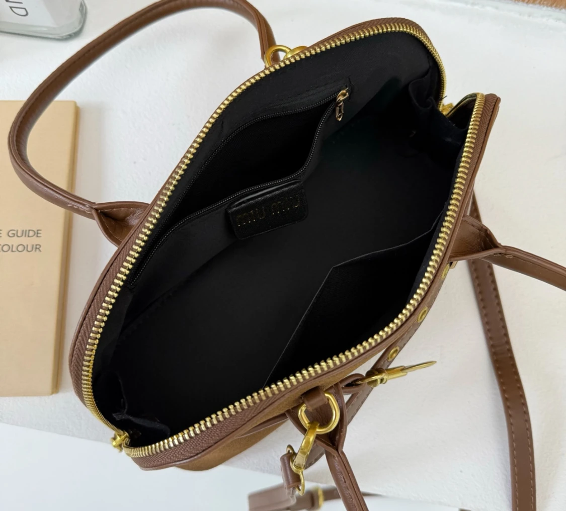 Miu Miu handväska i mocka med gulddetaljer - 5