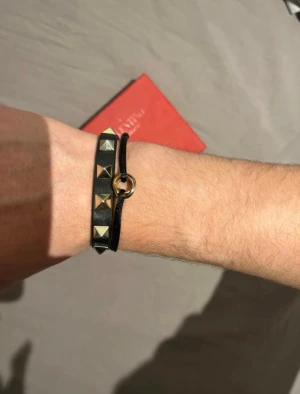 Valentino armband - Tja säljer mitt valentino armband, den är köpt i Dubai för ca 1480 dirhams vilket är typ 3800kr! Den är i super skick och allt og följer!
