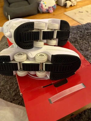 Rull skor - Säljer ett par roller skor som är helt o andvända. Funkar perfekt och nypris är 1500