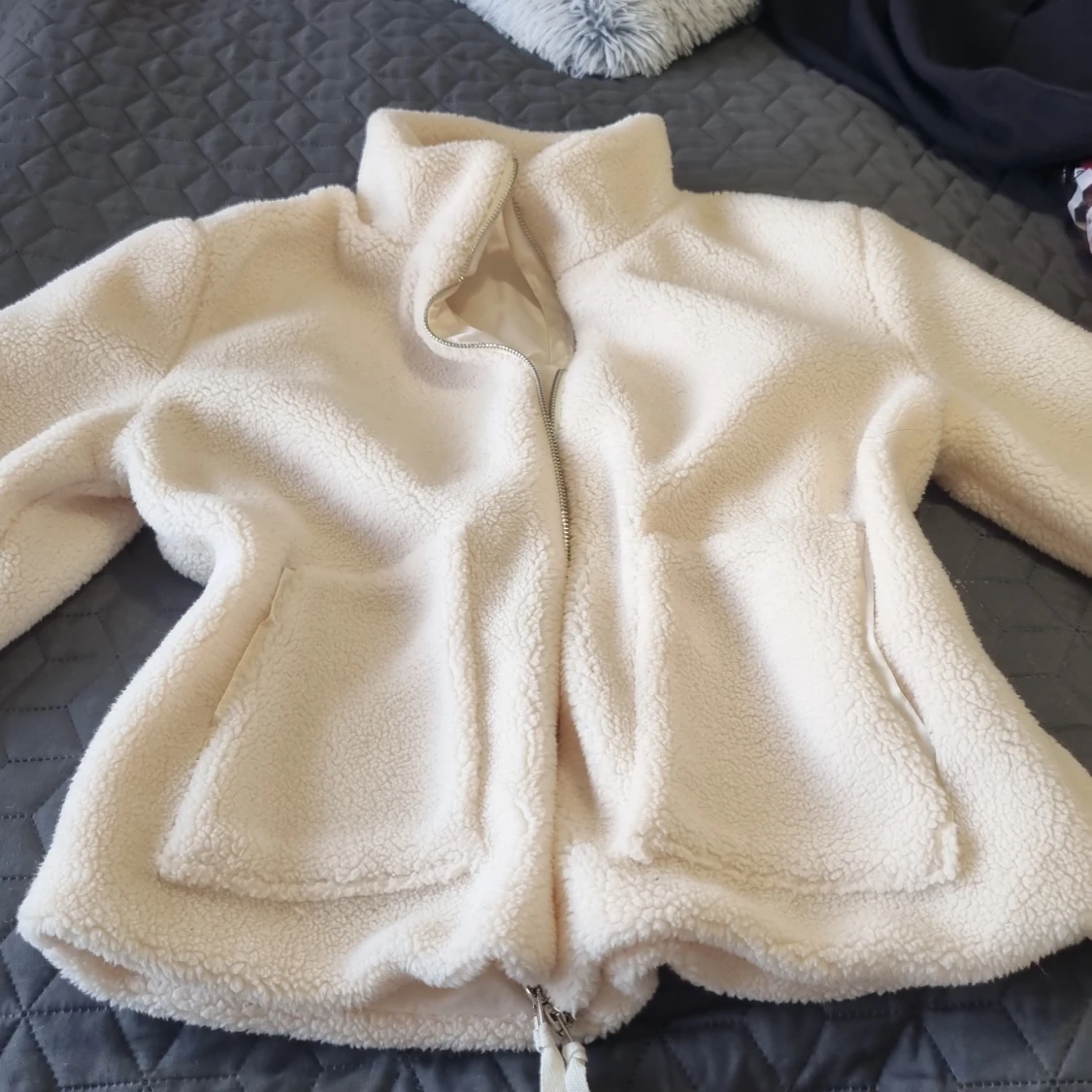 Beige teddyjacka med dragkedja M