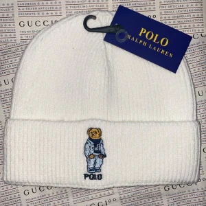 Ralph lauren vit vintermössa  - Splitterny vintermössa ifrån Ralph lauren. Medföljer RL plastpåse för förvar när den inte används. Onesize / Unisex Finns i Göteborg 