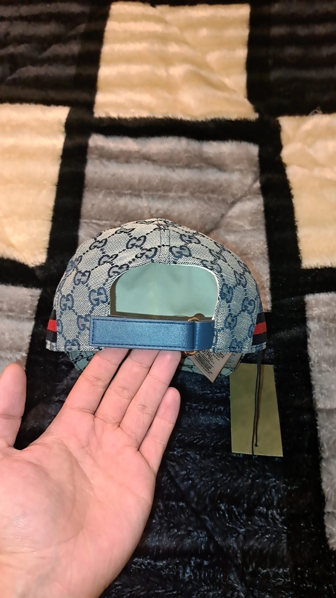 Gucci keps med GG-mönster och röd-blå detalj - 3