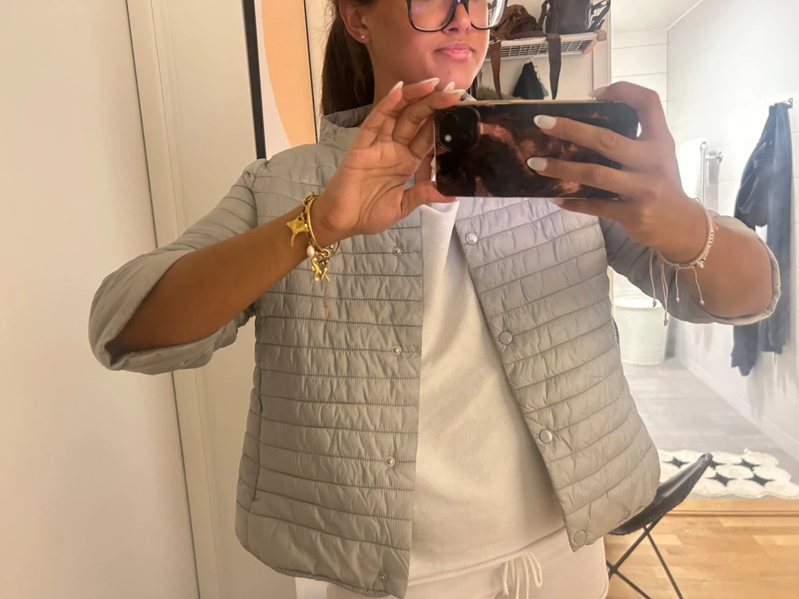 Ljusgrå quiltad pufferjacka - 2