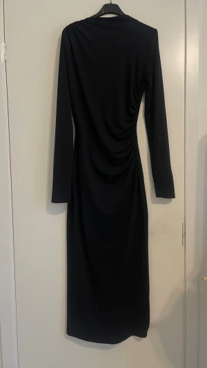 Svart långärmad klänning - En svart tight långklänning med lång ärm med mjukt material. Använd endast 1 gång. Perfekt för middagar eller festligare tillfällen.🩷