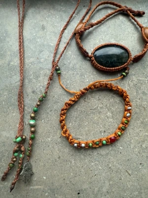 Armband och halsband  - 2 st armband och ett halsband 