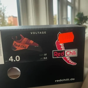 Klätterskor nya - Helt nya klätterskor som tyvärr var för små. Storlek 37 men som sagt väldigt små. Kostar 1649 kr nya.