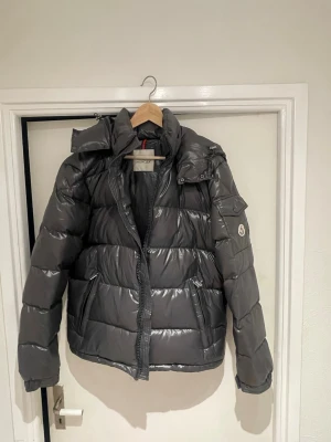 Moncler Maya Jacket Dark Grey  - Säljer min Moncler maya jacka då den inte kom till användning. Osäker om den är äkta. Passar M/L