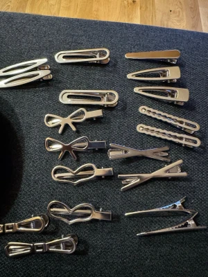 Hårsnoddar i flera modeller – superfina - Söta hårsnoddar i olika modeller 💖 Perfekta för vardag och styling Fina färger och design I bra skick Snabb leverans 🚚✨