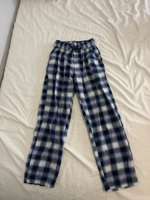 Rutiga pyjamas byxor från Gekås Ullared, strl: 134/140 - Rutiga flanell byxor från Gekås, strl: 134-140