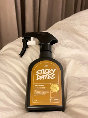 Lush Sticky Dates Parfym - Säljer denna parfym, se bild på hur mycket som finns kvar. Skickar samma dag eller dagen därpå 🩷✨