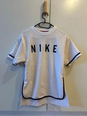 Nike träningströja - En träningströja som blivit för liten för mig, vilket ör tråkigt då dme ör så snygg!