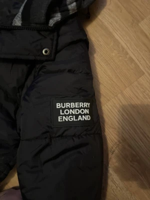 Burrbery jack  - Säljer min burrbery jacka då jag köpte fel storlek storleken är s skriv för mer info 