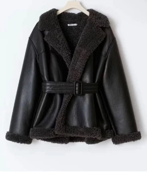 Teddy jacka  - Säljer en svart teddyjacka från gina tricot  med mjukt foder och bred krage. Jackan har ett snyggt bälte i midjan och detaljer i teddy på krage, ärmslut och nederkant. Perfekt för dig som gillar en cool och mysig stil.jackan är köpt för 1 månad sen och har inga tecken på användning 