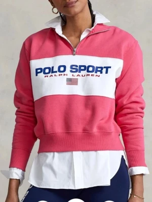 Polo Sport RALPH LAUREN sweatshirt storlek XL - Cerise Polo Sport Ralph Lauren sweatshirt med en vit rand över bröstet där "POLO SPORT RALPH LAUREN" är tryckt i blått tillsammans. Sweatshirten har en kort dragkedja vid halsen.  Kortare och breddare modell. (Nypris: 1595 kr) Självklart äkta.