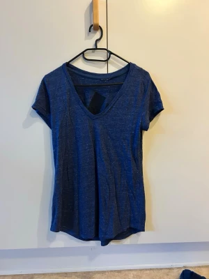 Tränings T-shirt  - En blå t-shirt från Adidas som inte används längre! Tyvärr klippt bort lappen