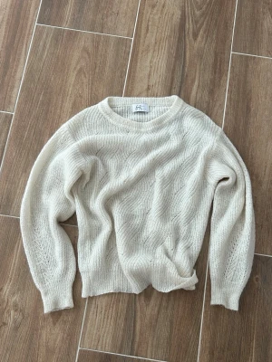 Stickad tröja  - En stickad tröja i mohair mix. 2 fläckar därav pris. Sitter som en S