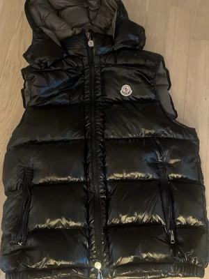 Moncler Väst - Moncler väst top top kvalite, qr scan, rfid, passar medium large small