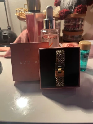 Edblad Armband - säljer nu mitt lee bracelet ifrån edblad då den tyvärr aldrig kommit till använding då den e för stor🩵14K guldplätering på rostfritt stål. nickelsäker och vattentålig💕nypris 599kr! skriv gärna för mått❣️pruta på! 