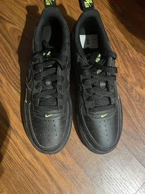 Nike Air force - Säljer mina helt nya air force! Aldrig använt och man får även med boxen till skorna. Skornas Nike logga lyser i mörkret. Prisk kan diskuteras😊