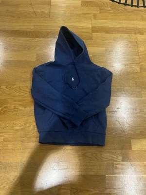 Polo Ralph lauren hoodie - Säljer en Polo hoodie i perfekt skick med inga fel som har knappt varit buren. Köpt från Zalando och säljs ej längre