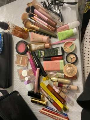 Stort sminkpaket med borstar och produkter - Eyebrow tint 