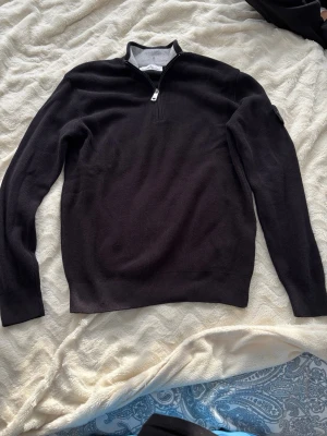 Stone Island tröja  - Stone Island tröja med svart badge 