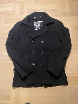 Superdry rock  - Jag säljer en riktigt fet rock från superdry i mycket bra skick. Nypris ~2000kr || Skick: 9/10 ||Storlek: L men sitter som M || Modellen är 178cm🙌 || Tveka inte på att ställa frågor😉