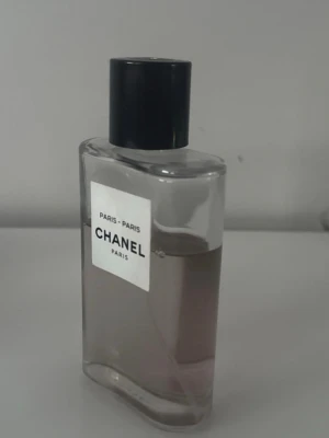 Chanel Paris-Paris parfym - Fräsch och modern parfym från Chanel med ingredienser som rosa peppar, citrus, citron, damaskros och patchouli. Perfekt för dig som vill ha en elegant och ungdomlig känsla i din doftsamling. 125ml och nästan 100ml kvar. Nypris är 2022kr, säljer för 1400