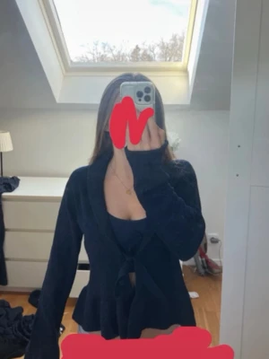 stickad kofta i marinblå - Jätte fin och i nytt skick, volang ner till