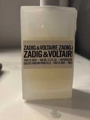 Zadig & Voltaire This Is Her - Eau de parfum för henne, 100 ml. Modern och stilren flaska, tillverkad i Frankrike. Perfekt för dig som vill sticka ut med en ikonisk doft från ett trendigt varumärke. Ca 70ml kvar ❤️