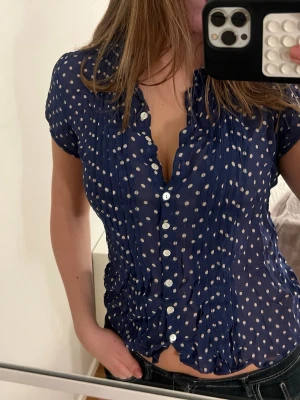 Blå prickig blus - Blå blus med vita prickar från Indiska. Super söt! 