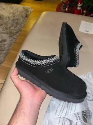 Uggs Tasman - Säljer ett par UGG Tasman i storlek 39, passar även 38,5. Väldigt bekväma och varma, perfekta för vinterväder. Klassisk modell med mjukt foder och enkla att ta på och av. Pris kan diskuteras 💯