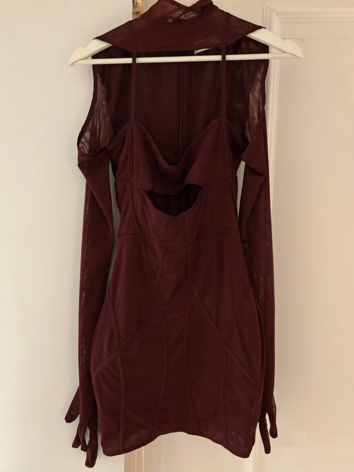 Vinröd meshklänning med cut-outs