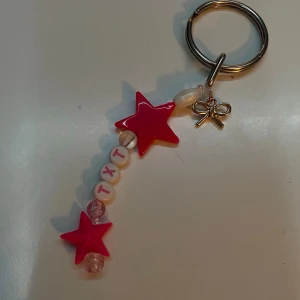 Tomorrow x Together nyckelring  - Jag gör dessa helt själv. Vill du ha med någon annan text eller färg så e det bara att skriva så får vi se om jag kan fixa